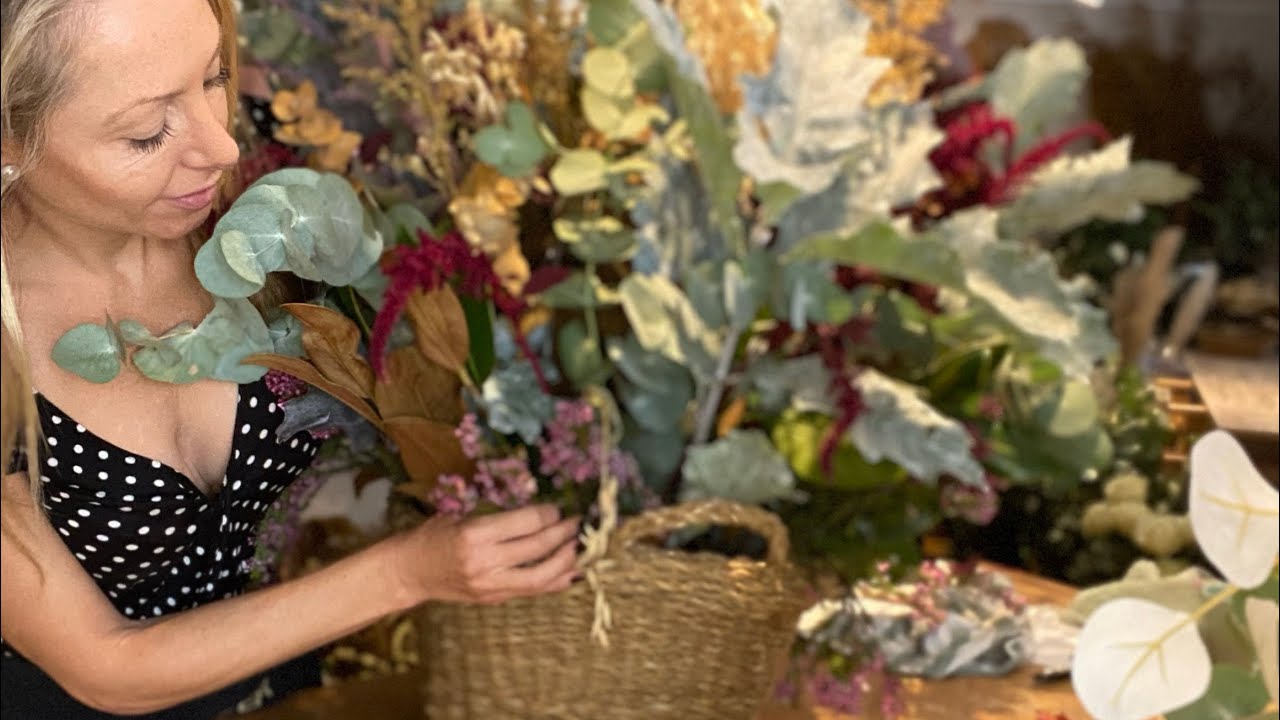 como decorar una cesta de mimbre con flores secas
