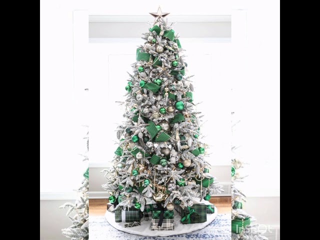arbol de navidad con bolas verdes