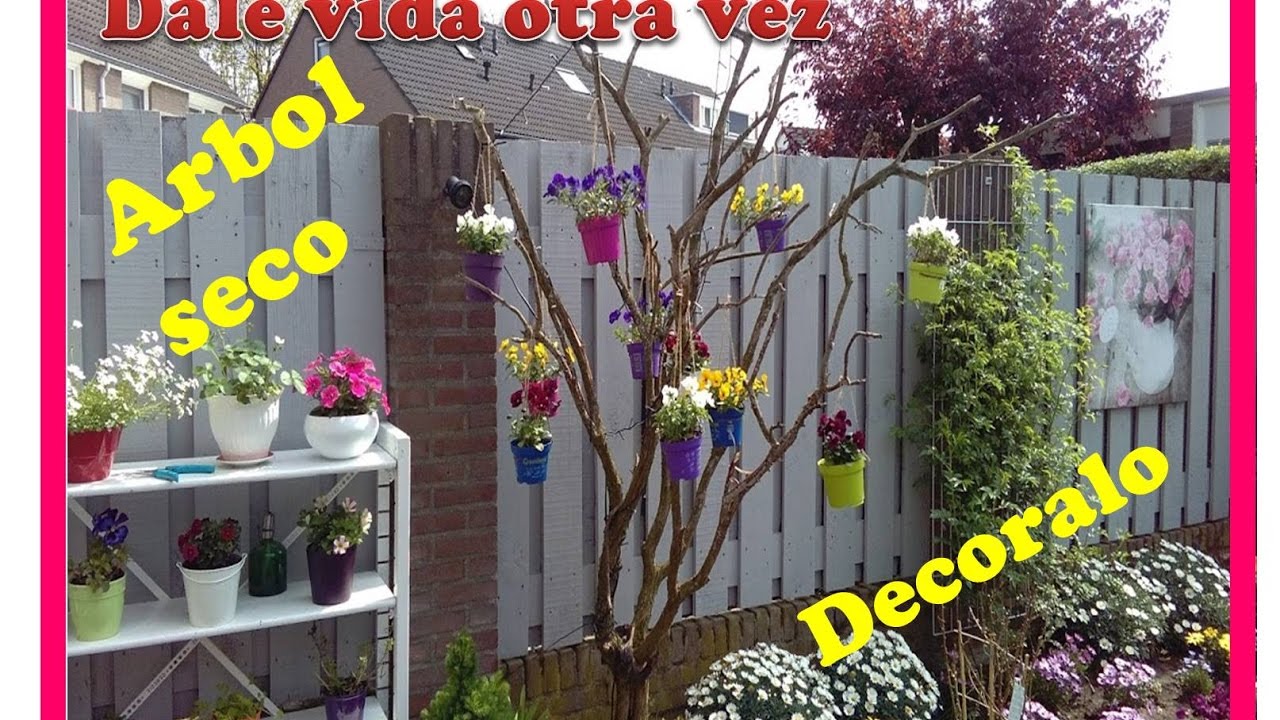 como decorar un arbol seco en el jardin