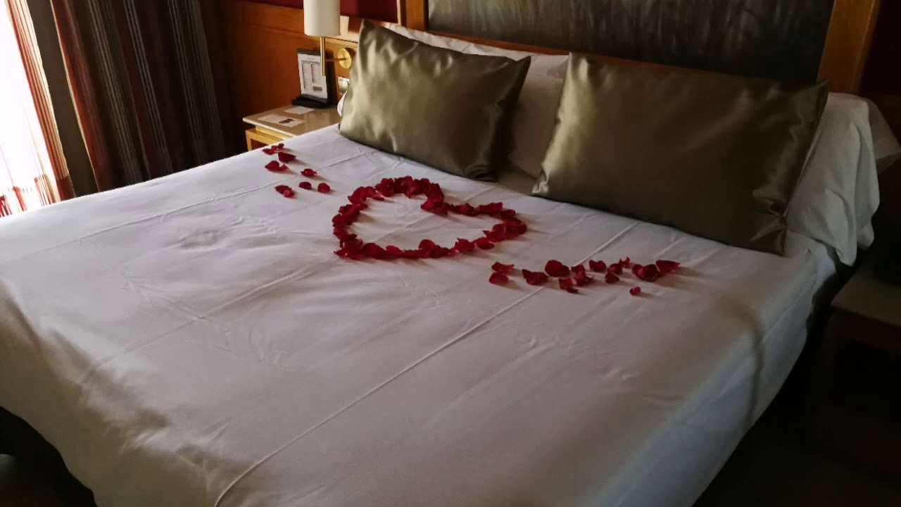 decoracion con petalos de rosas y velas